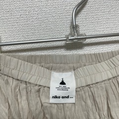 授乳服とロングスカートの画像