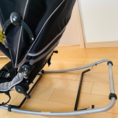 グレー ベビーシート おもちゃ付きの画像