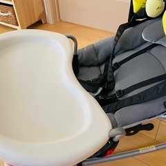 グレー ベビーシート おもちゃ付きの画像