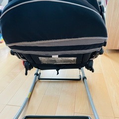 グレー ベビーシート おもちゃ付きの画像