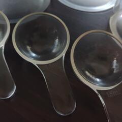 容器と計量スプーンの画像