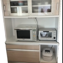 ダイニングテーブル　ライト　食器棚セットの画像