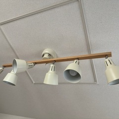 ダイニングテーブル　ライト　食器棚セットの画像