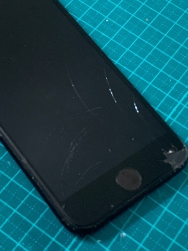 iPhone se 第二世代　64GB 前面液晶背面ガラス割れ