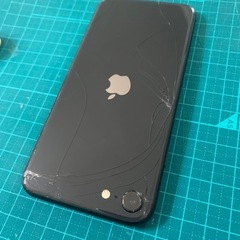  iPhone se 第二世代　64GB 前面液晶背面ガラス割れの画像