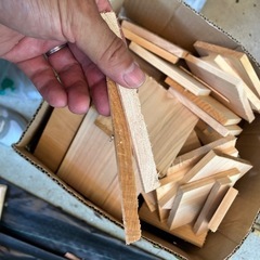 吉野ヒノキ　切り端　ダンボール一箱分の画像
