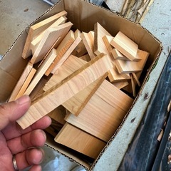 吉野ヒノキ　切り端　ダンボール一箱分の画像