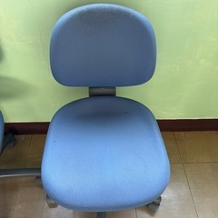 事務用の椅子2脚
の画像