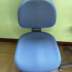 事務用の椅子2脚
の画像