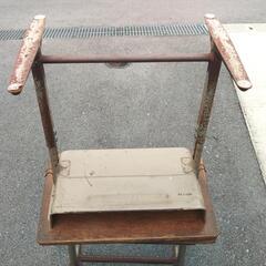 学校の机と椅子！各400円の画像