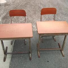 学校の机と椅子！各400円の画像