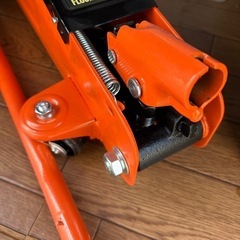 アストロプロダクツ　ポータブル　フロアジャッキ　車の画像