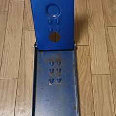 無料　自転車ステンレスカゴ&アルミ缶潰し器の画像