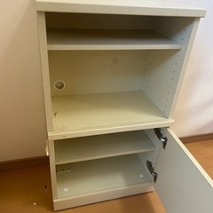 白の木製棚です　の画像