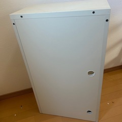 白の木製棚です　の画像