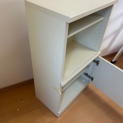 白の木製棚です　の画像