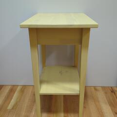イケア製サイドテーブル（Hemnes）の画像