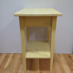 イケア製サイドテーブル（Hemnes）の画像