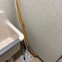 洗濯機、ほうき、洗剤の画像