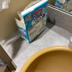 洗濯機、ほうき、洗剤の画像