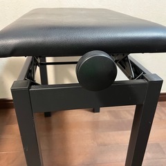 ピアノの椅子の画像