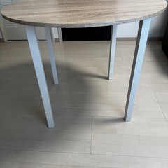 円形ダイニングテーブルの画像