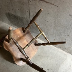 木製テーブル/いす二脚の画像