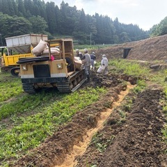 田んぼの水捌けを良くする仕事です。の画像