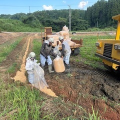 田んぼの水捌けを良くする仕事です。の画像