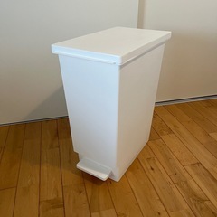 【お話中】ニトリ消臭スリムペダルペール(45L ホワイト)の画像
