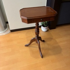 アンティーク　サイドテーブルの画像