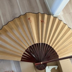 大きな扇子の飾り物の画像