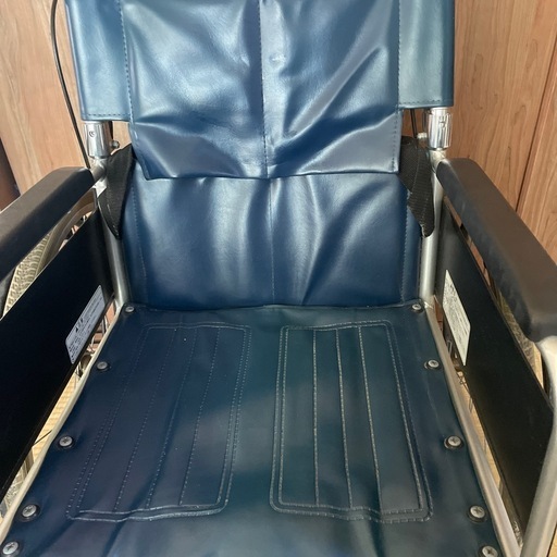 タイヤもしっかり溝がある、しっかりした車椅子