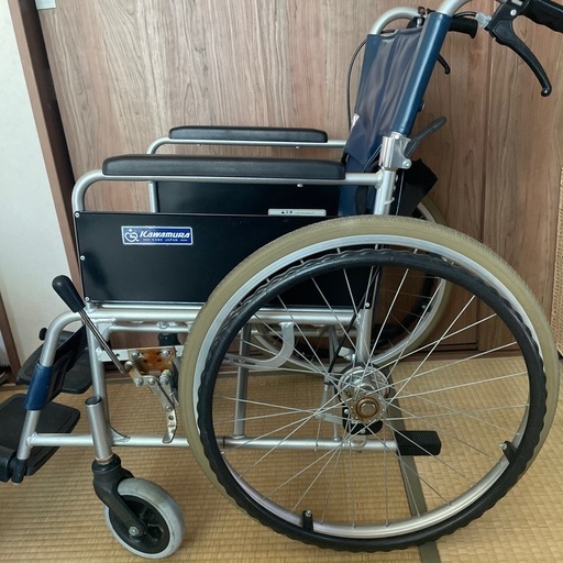 タイヤもしっかり溝がある、しっかりした車椅子