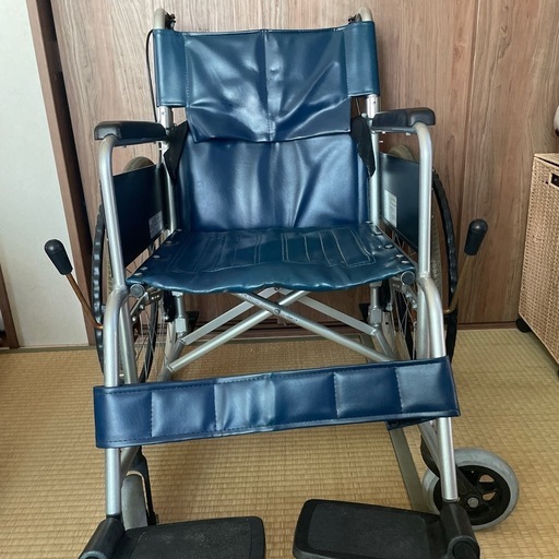 タイヤもしっかり溝がある、しっかりした車椅子