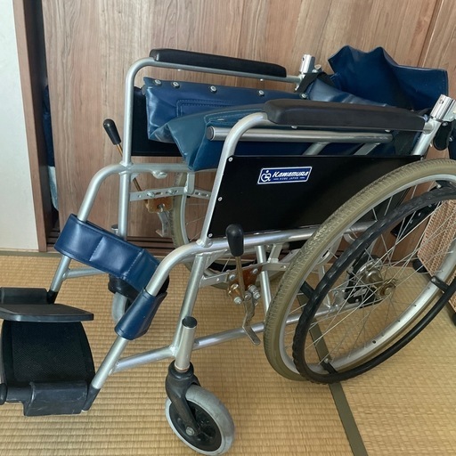 タイヤもしっかり溝がある、しっかりした車椅子
