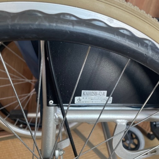 タイヤもしっかり溝がある、しっかりした車椅子