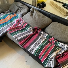 大きなソファー　おしゃれな敷物セットの画像