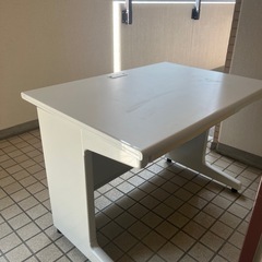 白デスクの画像