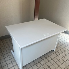 白デスクの画像
