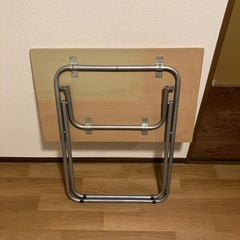 折りたたみテーブルの画像