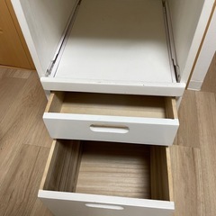 ローテーブルと食器棚（ワゴン）の画像