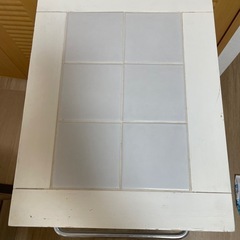 ローテーブルと食器棚（ワゴン）の画像