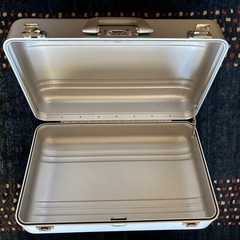 スーツケースにも使える、そこそこ綺麗なゼロハリバートンのカメラケースの画像