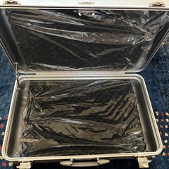 スーツケースにも使える、そこそこ綺麗なゼロハリバートンのカメラケースの画像
