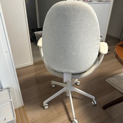 IKEA HATTEFJÄLL オフィスチェア（ひじ掛け付き / Gunnared ベージュ×ホワイト）の画像