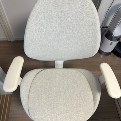 IKEA HATTEFJÄLL オフィスチェア（ひじ掛け付き / Gunnared ベージュ×ホワイト）の画像