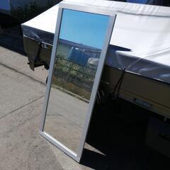 ミラーの付いたサッシ窓の画像