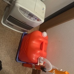 石油ストーブと石油タンクとポンプの画像