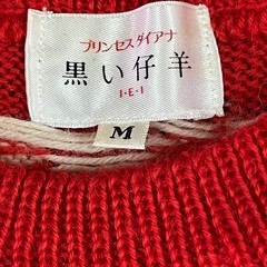真っ赤の中に白い羊模様が可愛い！ウール100％セーターの画像